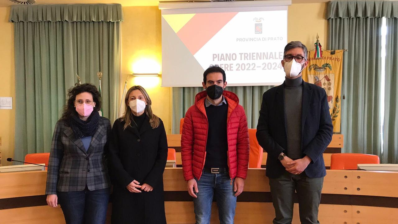 Il presidente Puggelli con gli ingegneri della Provincia