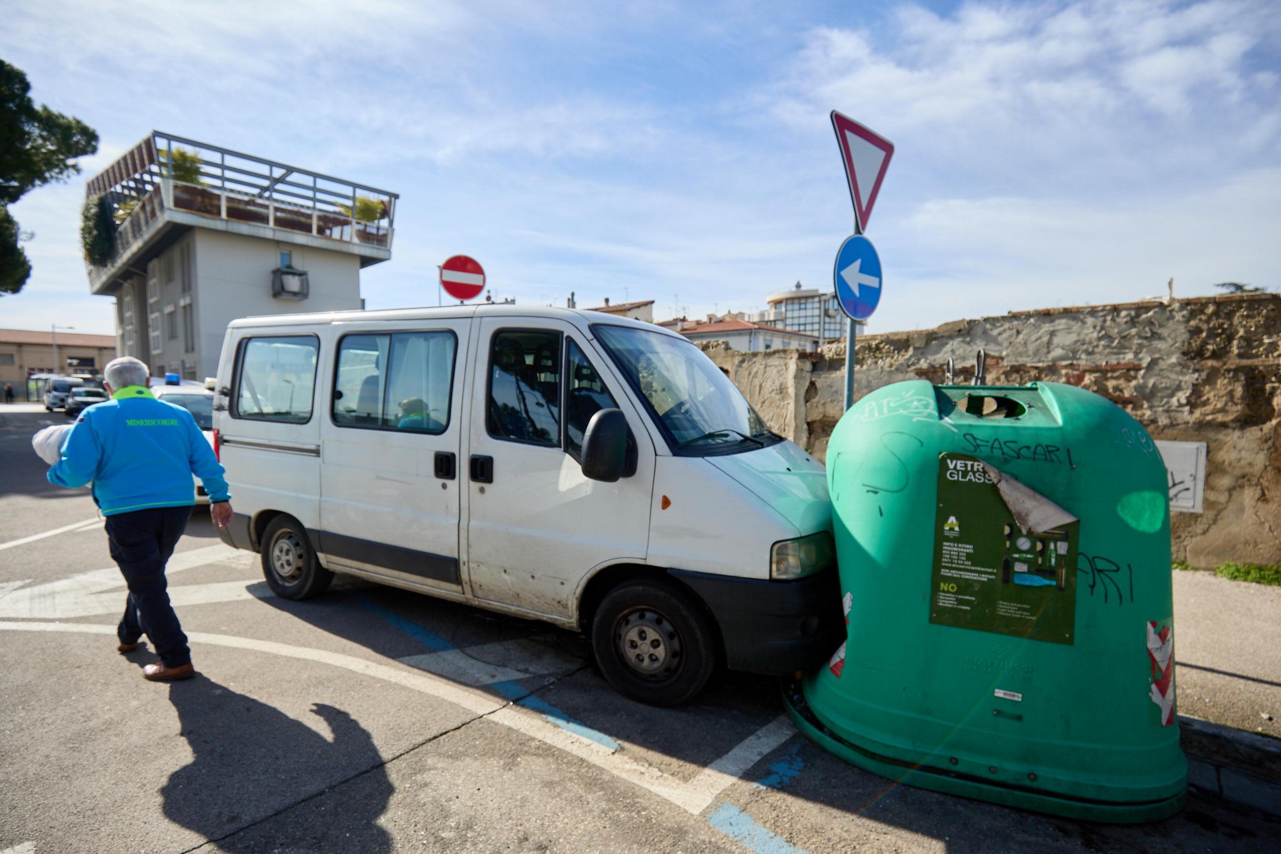 il Fiat Ducato finito contro la campana del vetro