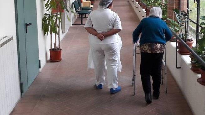 All'anziana è stata sfilata la fede originale per sostituirla con una di scarso valore: questo è quello che racconta il figlio (Foto di repertorio)