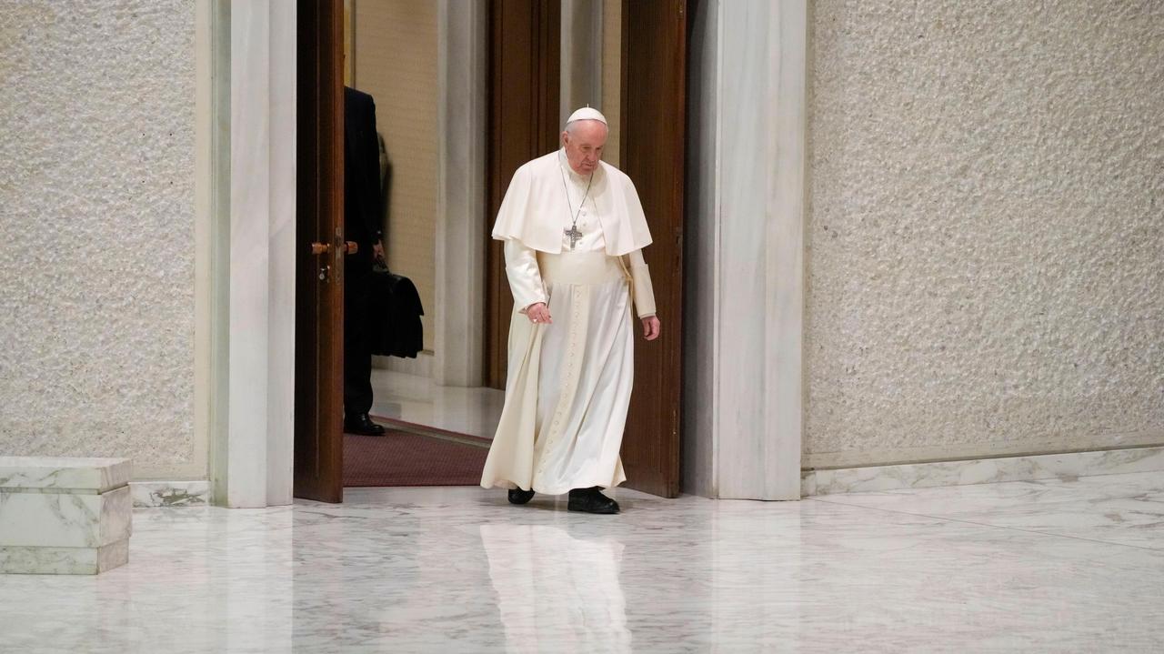 "Dolore al ginocchio, deve riposare", il Papa salta la visita a Firenze