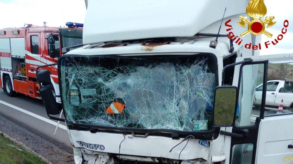 Doppio tamponamento sulla 131: colpito anche un mezzo di soccorso dell'Anas