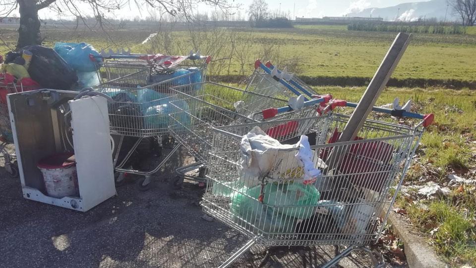 I rifiuti trovati nei pressi dell’Esselunga