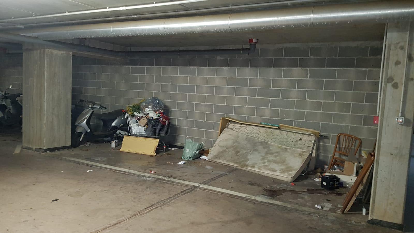Rifiuti e mezzi fuori uso abbandonati nel garage