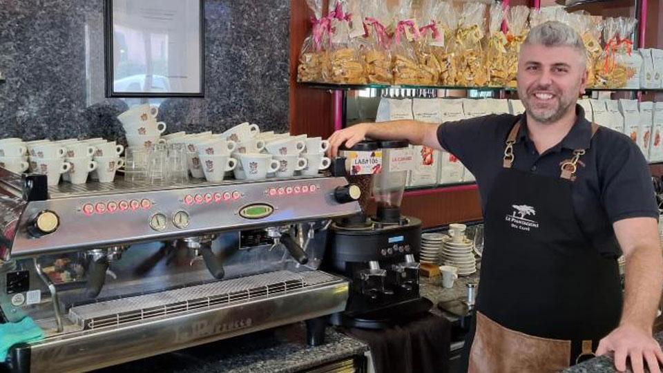 Matteo Celli nel suo bar