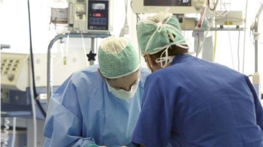 Omicron frena ancora, si riducono anche i sanitari positivi