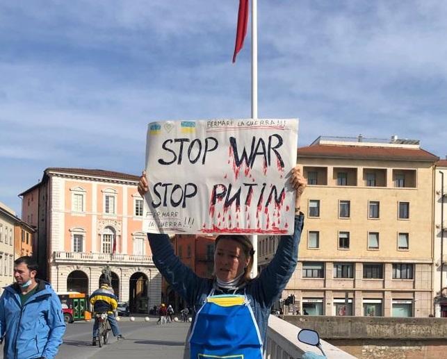 Alina grida il suo dolore tra la gente sul ponte: «Stop guerra, stop Putin» 