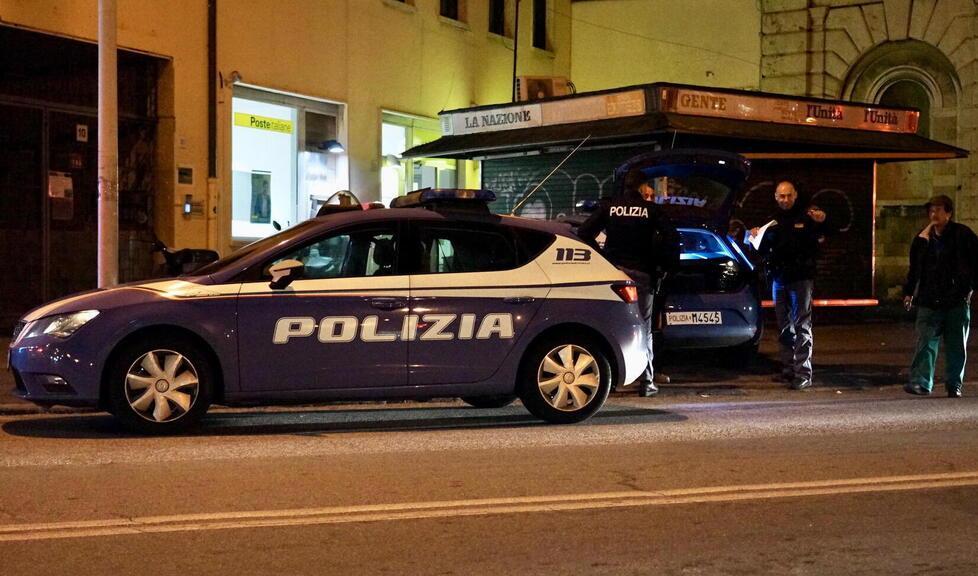L'intervento della polizia fuori dall'ufficio postale (foto Marzi/Archivio Tirreno)