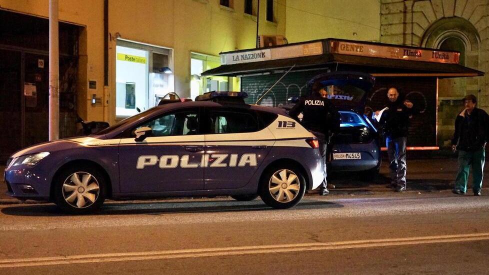 L'intervento della polizia fuori dall'ufficio postale (foto Marzi/Archivio Tirreno)