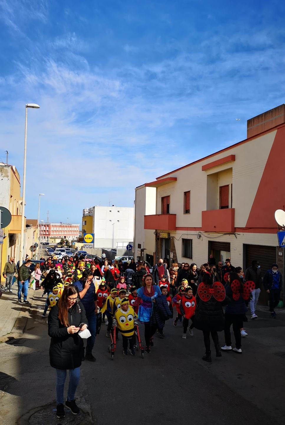 La festosa sfilata dei bambini dell’asilo “Figari”