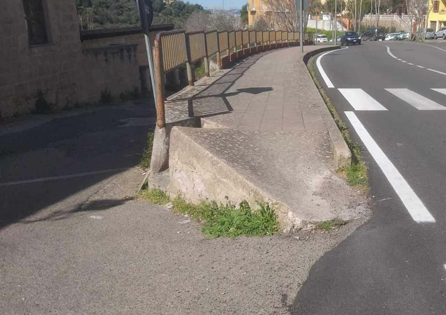 In via De Gasperi “resiste” da anni uno scivolo sconnesso