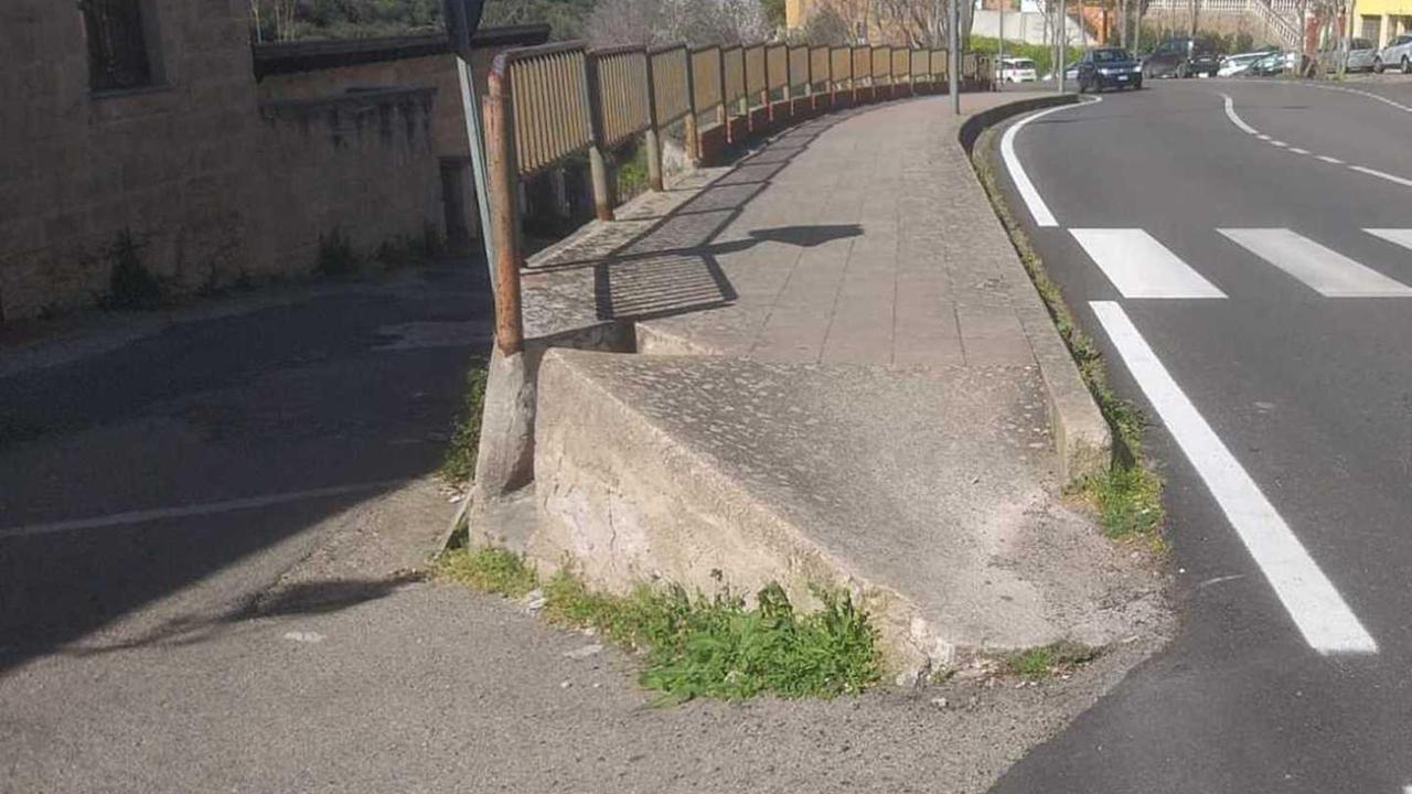 In via De Gasperi “resiste” da anni uno scivolo sconnesso