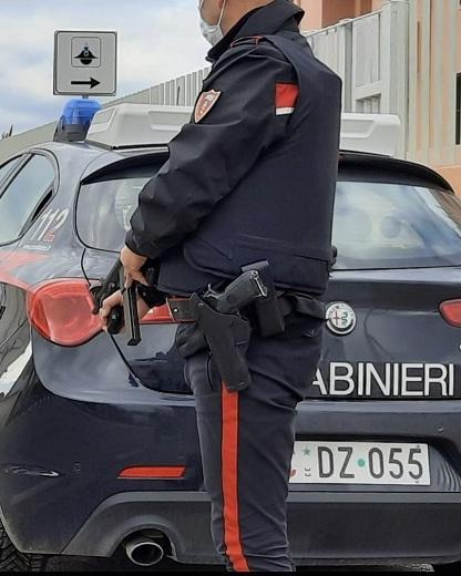 Castelsardo, torna ubriaco e picchia la madre: arrestato 49enne