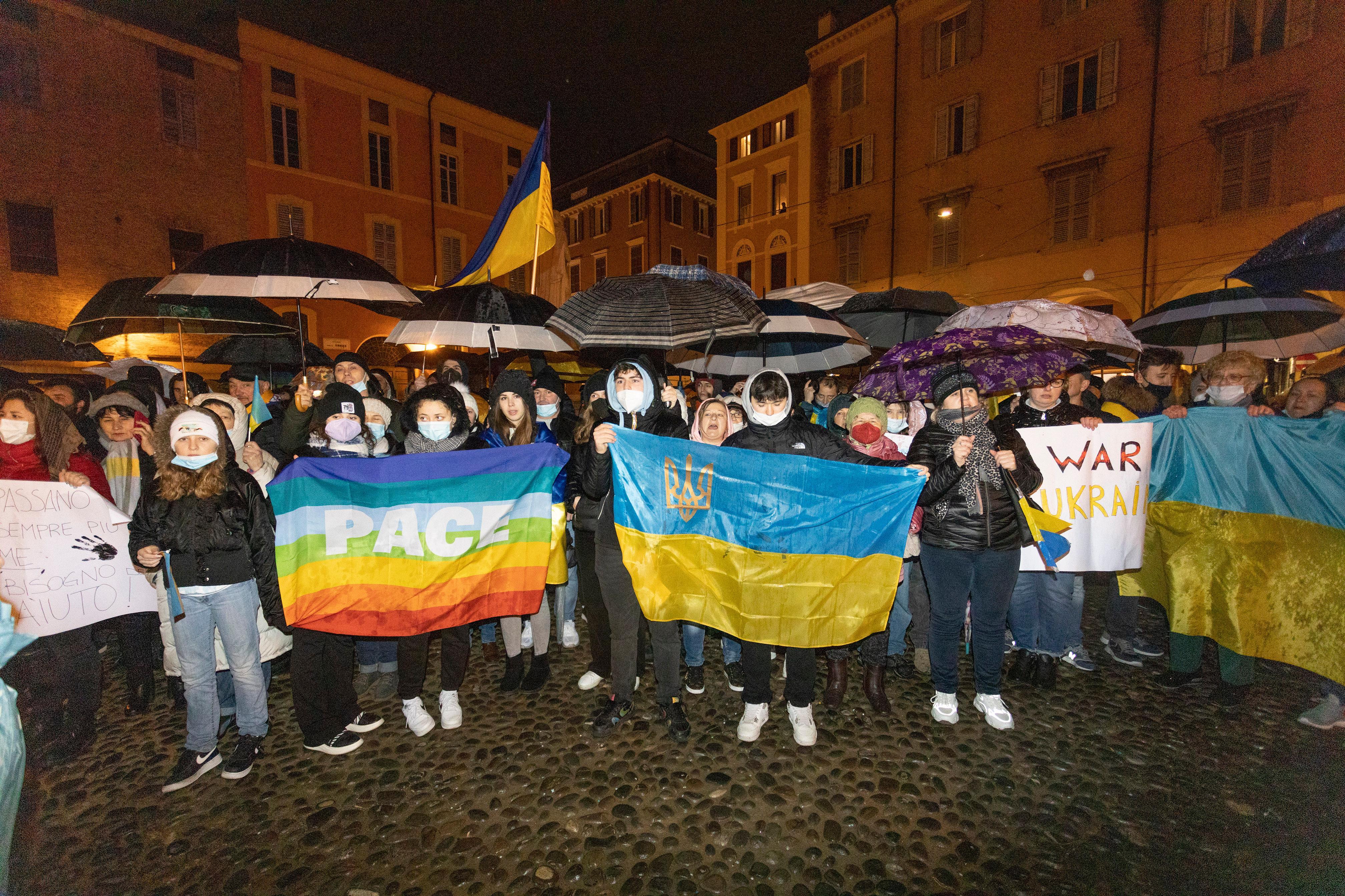 Il presidio in piazza Torre. L’abbraccio di Modena all'Ucraina: «Vogliamo la pace Pronti ad accogliere chi avrà bisogno» 
