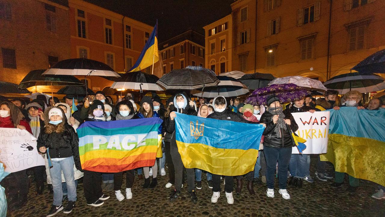 Il presidio in piazza Torre. L’abbraccio di Modena all'Ucraina: «Vogliamo la pace Pronti ad accogliere chi avrà bisogno»