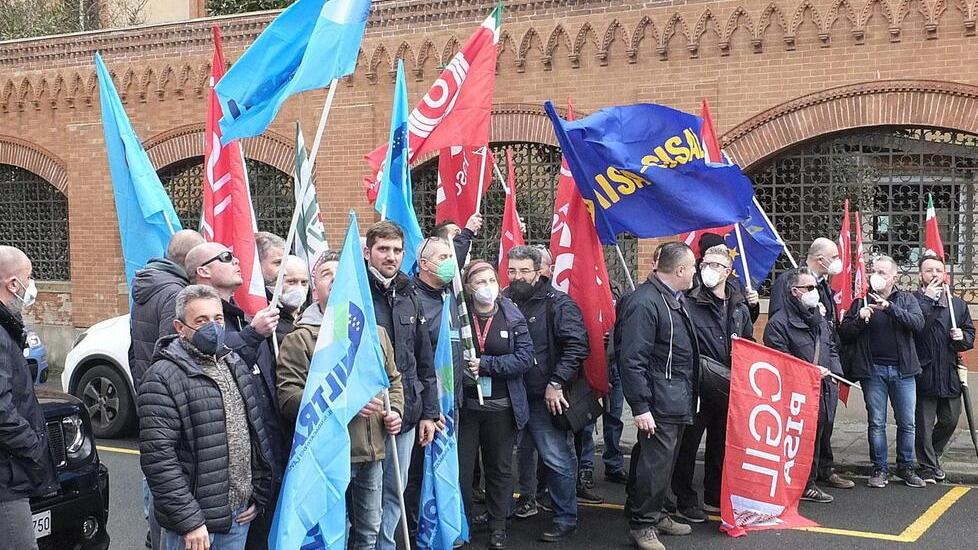 Il presidio degli autisti di fronte alla prefettura (foto renzullo/muzzi)