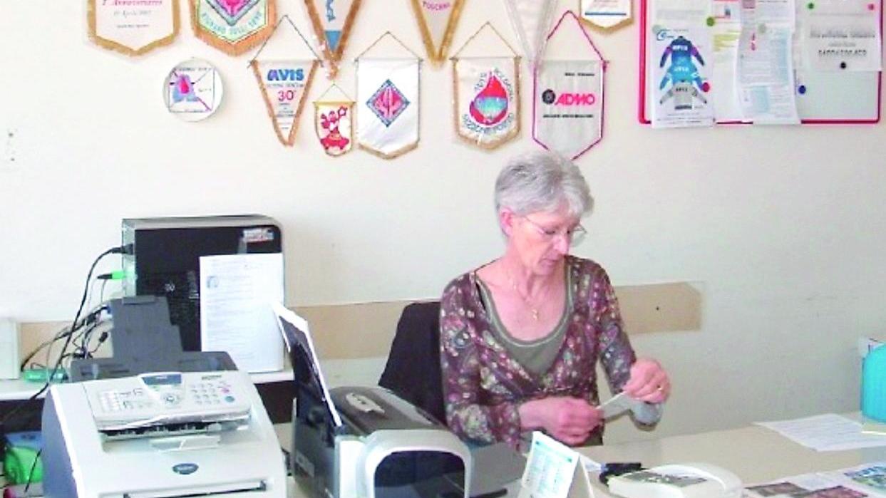 Viareggio, in pensione la storica segretaria dell’Avis: «Grazie Daniela, per sempre una di noi»