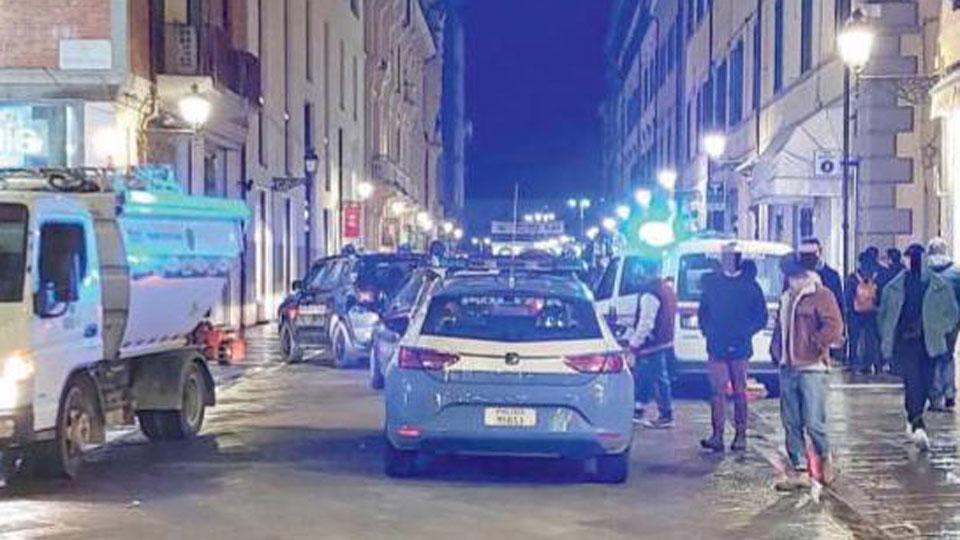 Auto di polizia e carabinieri in Corso Italia mercoledì sera