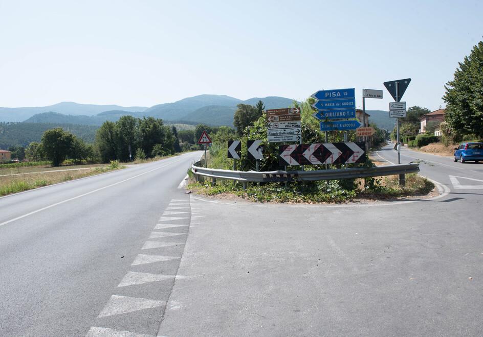 L’incrocio dove è progettata una rotonda. In alto, l’incontro a San Lorenzo a Vaccoli