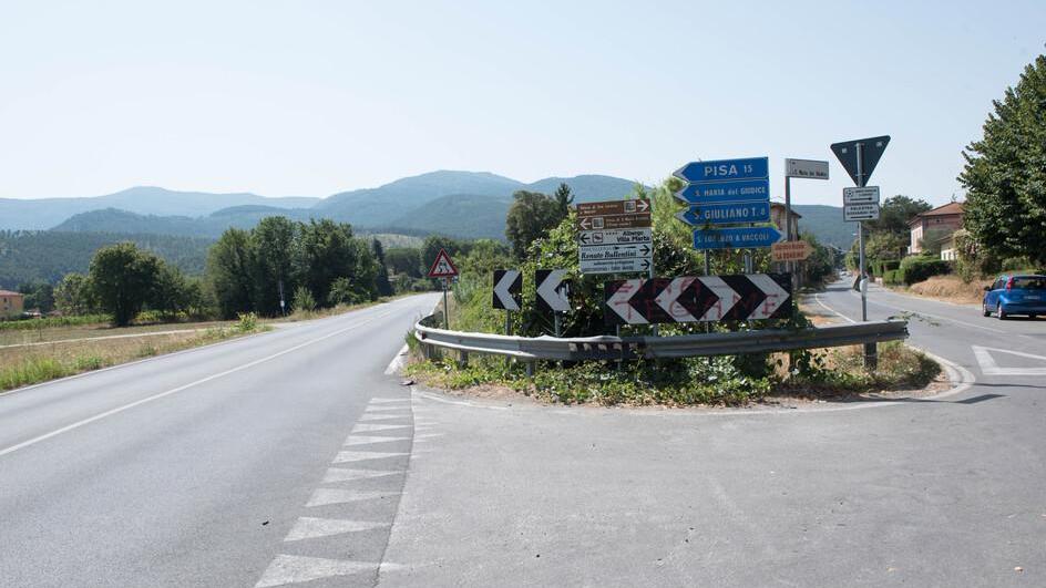 L’incrocio dove è progettata una rotonda. In alto, l’incontro a San Lorenzo a Vaccoli