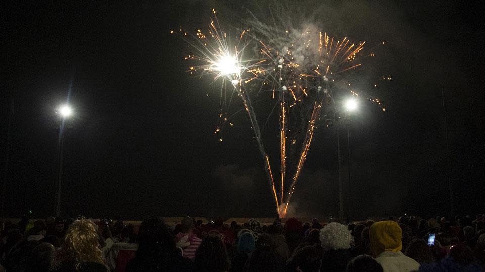 I fuochi d’artificio dopo il corso di giovedì grasso: le perplessità emerse nel corso della giornata sono diventate proteste la sera, sia con telefonate al “Tirreno” che sui social. Sulla questione, di non facile interpretazione, la Fondazione Carnevale chiarisce il suo punto di vista tramite il vicepresidente Marco Szorenyi foto paglianti
