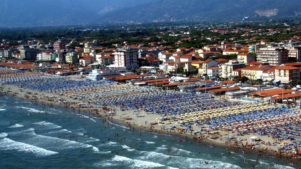 Lavoravano negli stabilimenti balneari e percepivano il reddito di cittadinanza: in 14 nei guai 