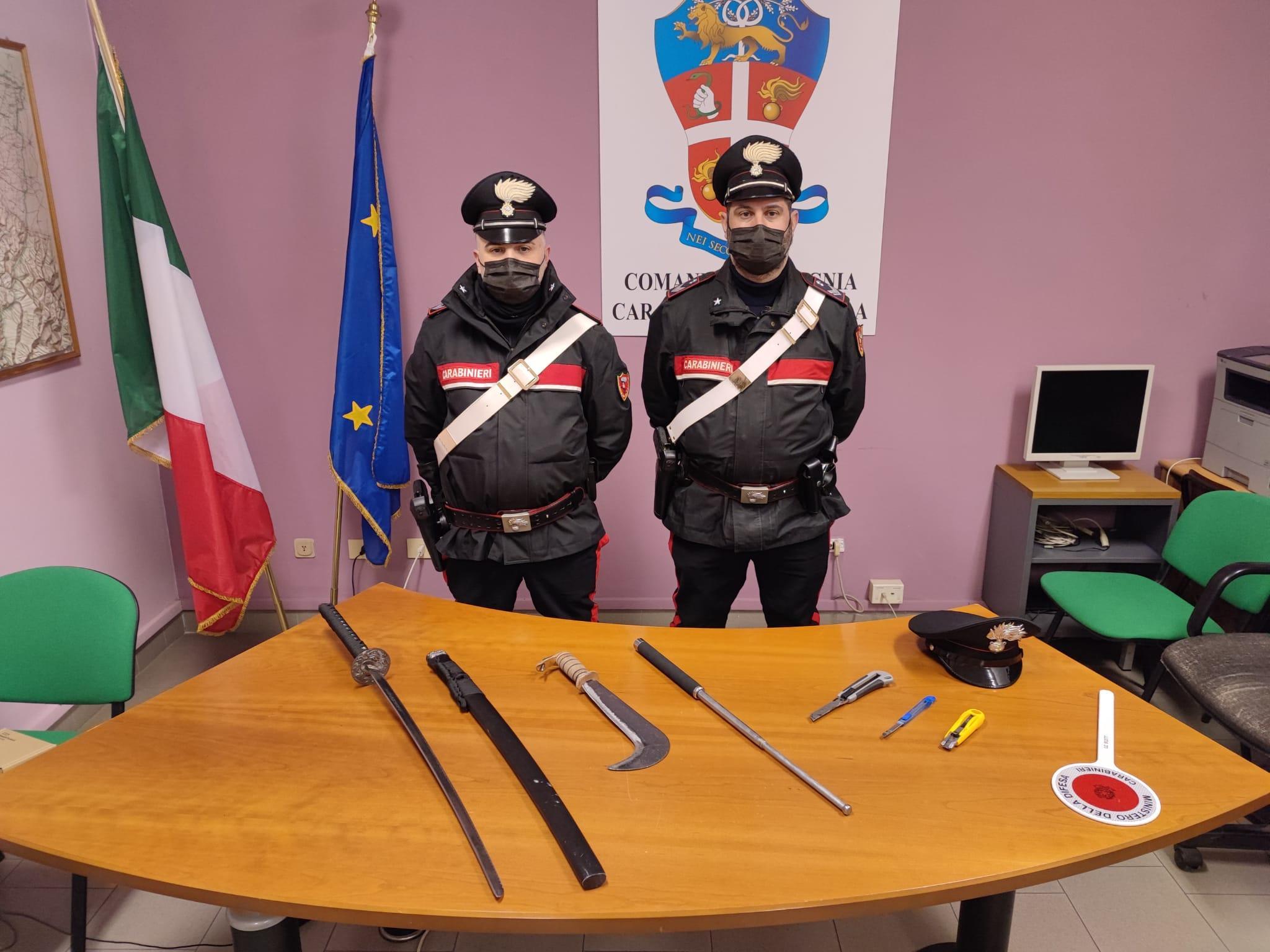 Poviglio, viaggia in auto con katana, manganello, roncola e taglierini, denunciato un operaio di 24 anni