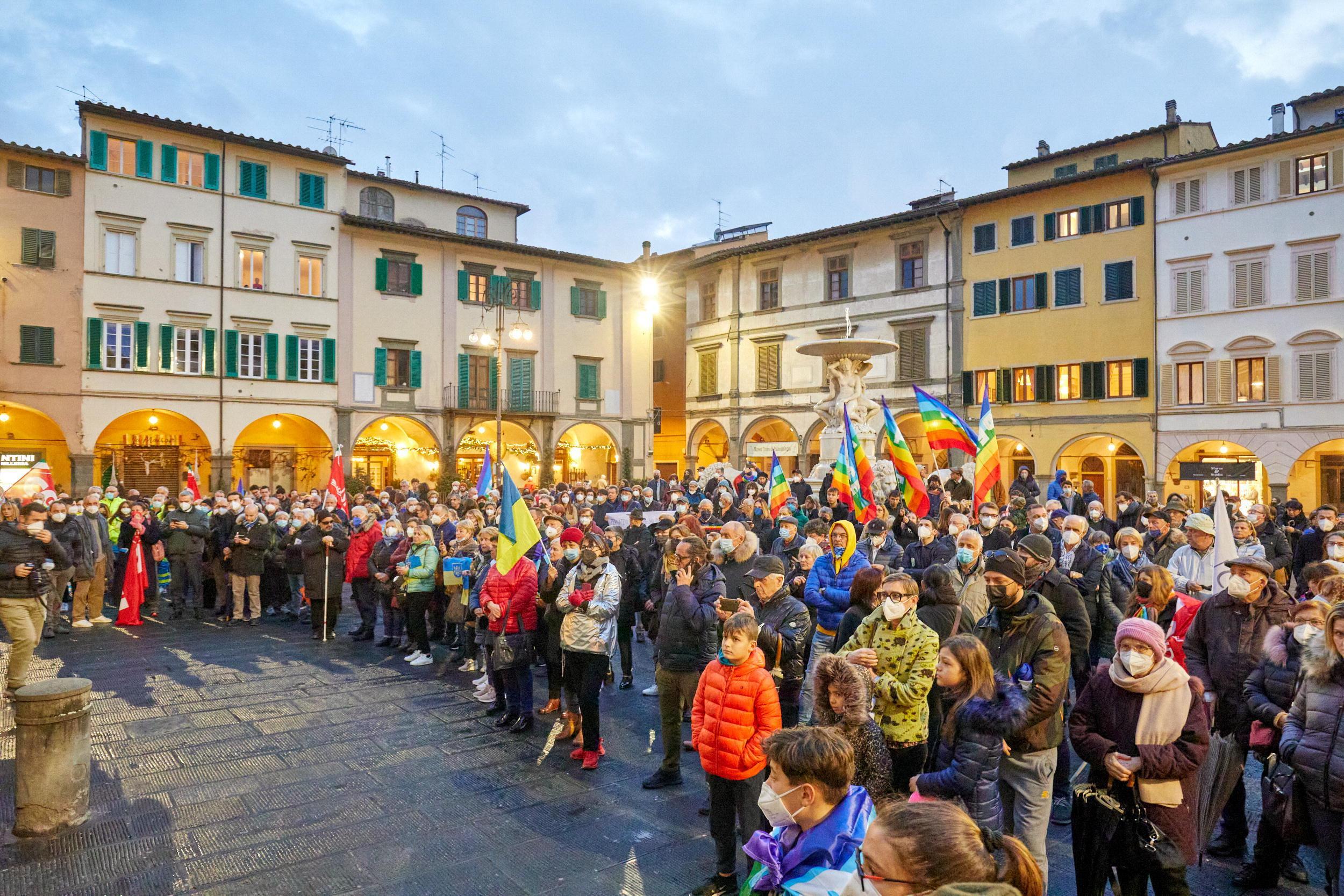 La folla in piazza Farinata a Empoli