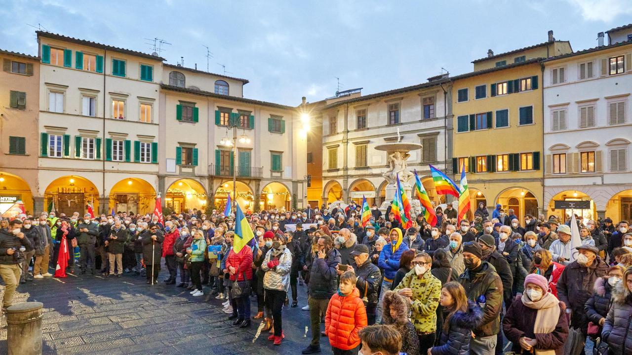 La folla in piazza Farinata a Empoli