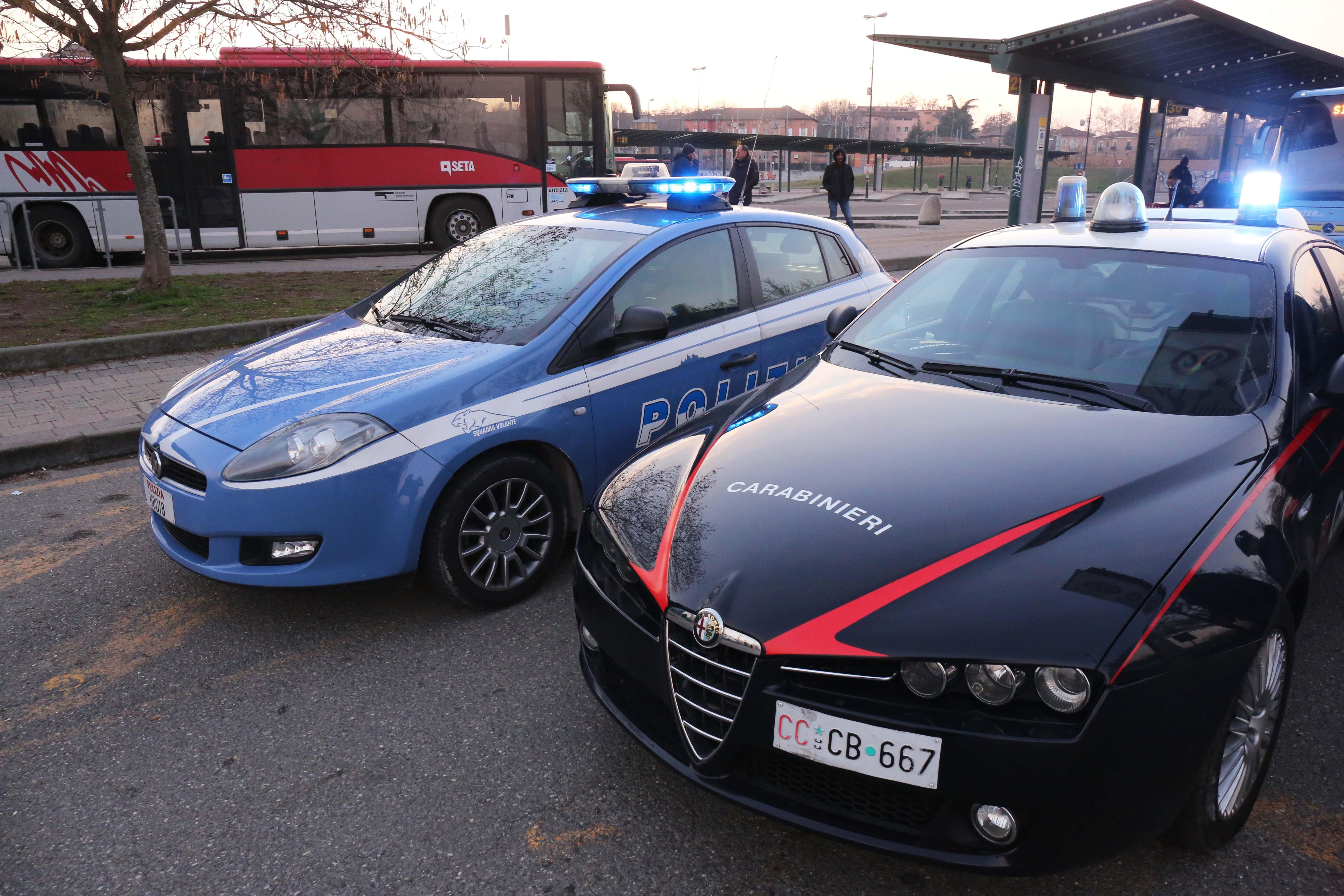 Reggio Emilia, rubano ponteggi in un'azienda edile e scappano speronando il titolare