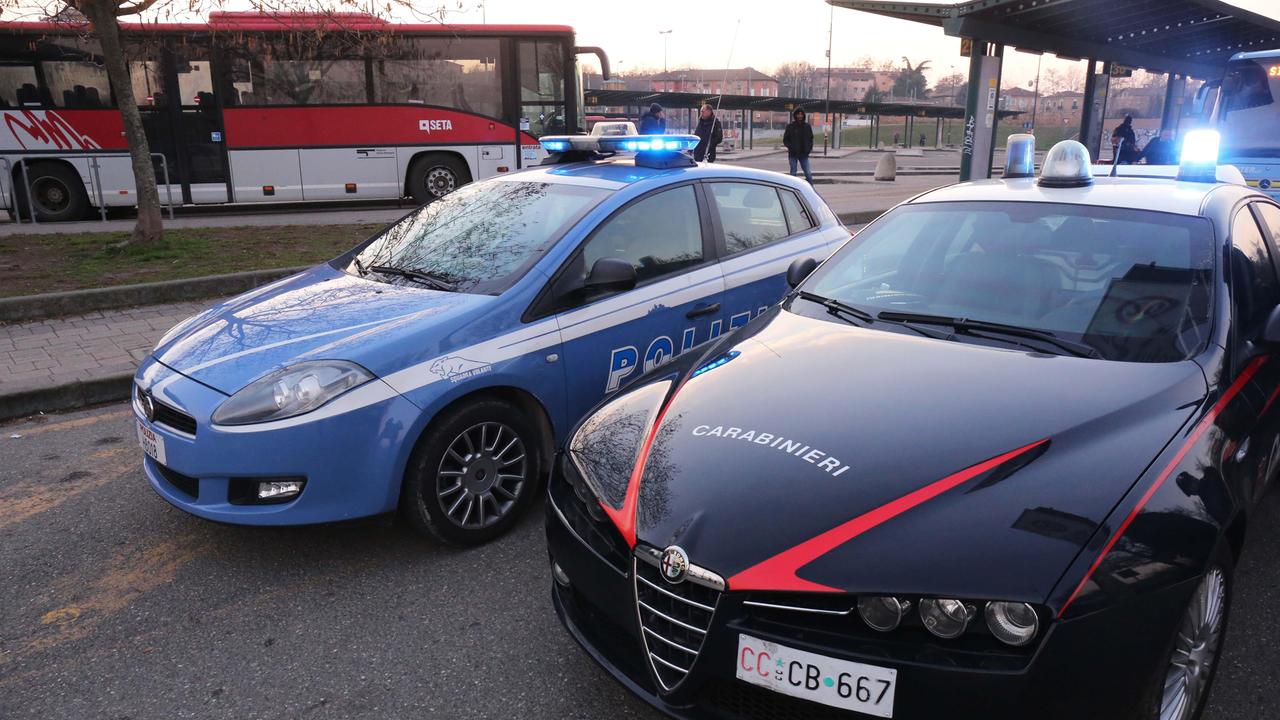 Reggio Emilia, rubano ponteggi in un'azienda edile e scappano speronando il titolare