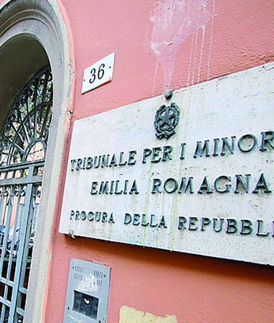 Stupro di gruppo a Reggio Emilia, uno degli indagati: «Io non c’entro, ero sul balcone» 