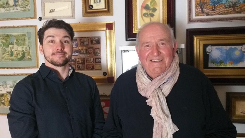 Josh Goofrey con Alberto Ceccatelli davanti ad alcune opere della collezione dedicata a Pauline Baynes