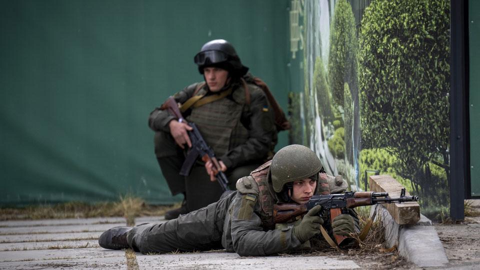 Soldati ucraini appostati nella capitale Kiev