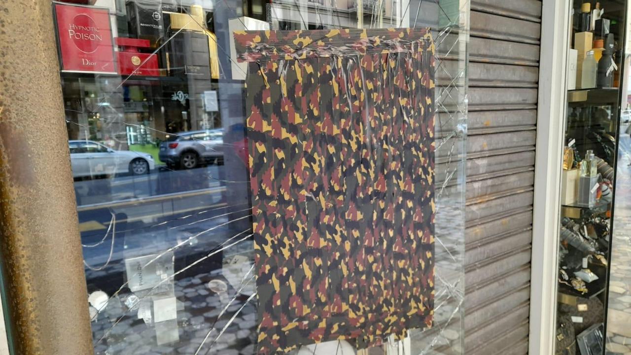 I danni alla vetrina di "Armonie"