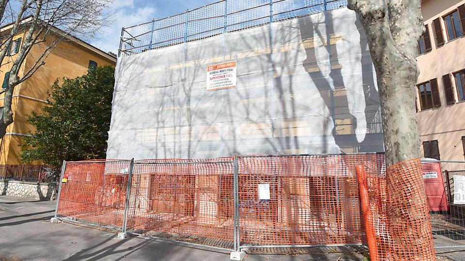L’immobile che si trova nel tratto di via Matteotti più vicino alla ferrovia è di proprietà della Regione Toscana. In alto il cantiere (foto Bf),