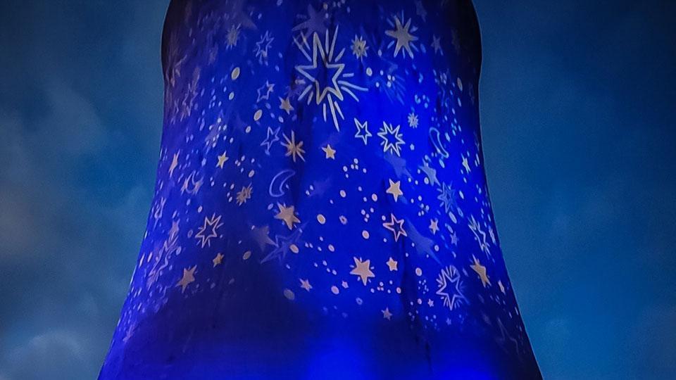 Una spettacolare illuminazione della centrale di Monterotondo