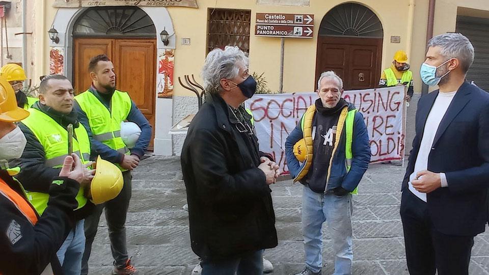 I lavoratori parlano con il sindaco Ferrari