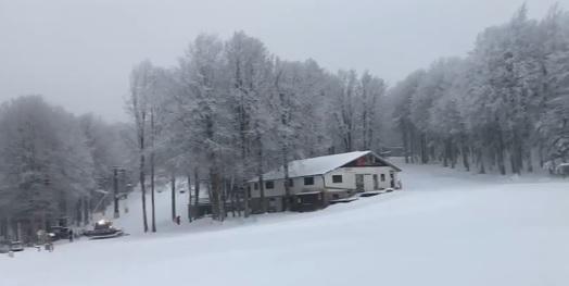 Le Macinaie imbiancate, nella mattina di sabato 26 febbraio, nella foto scattata dall'hotel Le Macinaie
