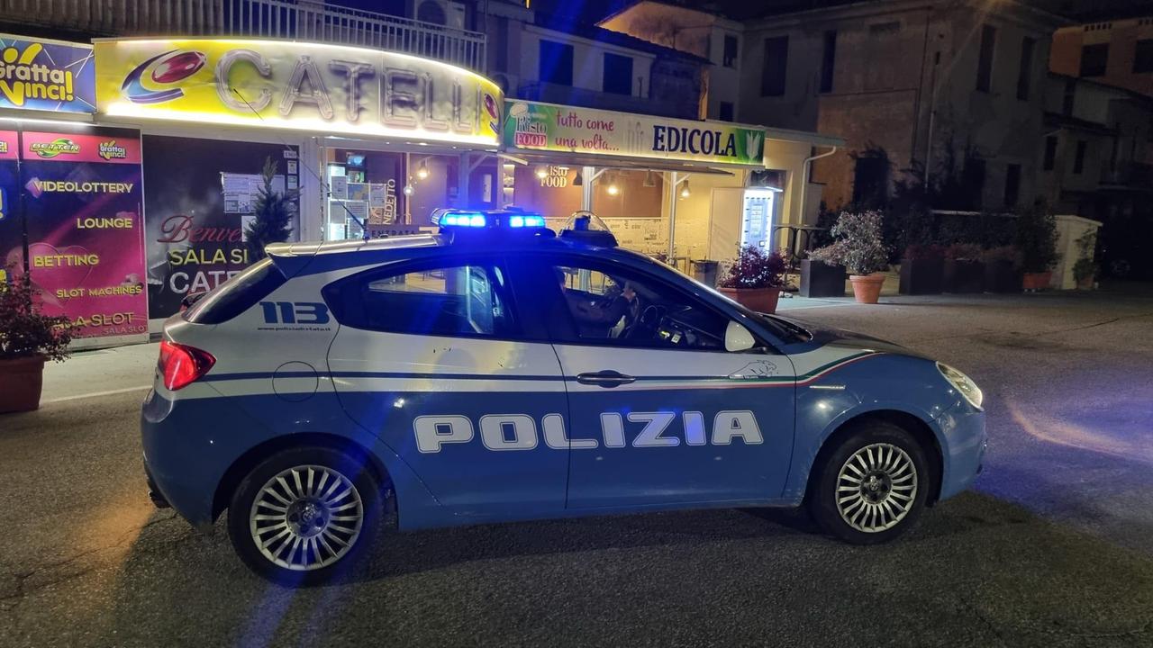 Viareggio, dopo il furto nel cantiere mettono la refurtiva in vendita online: coppia indagata