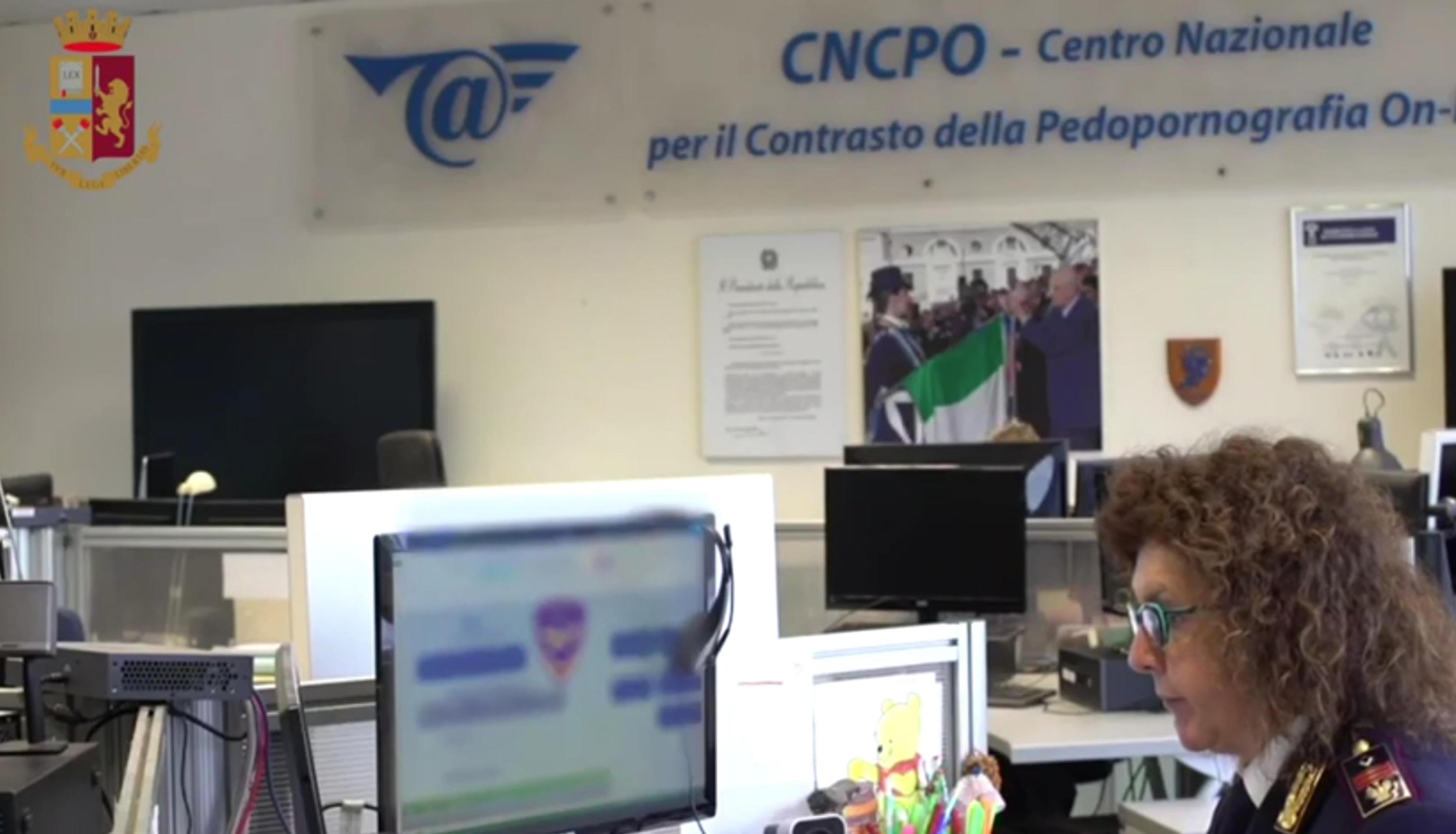 La polizia ha rintracciato i due uomini trovandoli in possesso di materiale pedopornografico