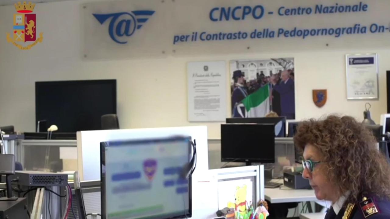 La polizia ha rintracciato i due uomini trovandoli in possesso di materiale pedopornografico