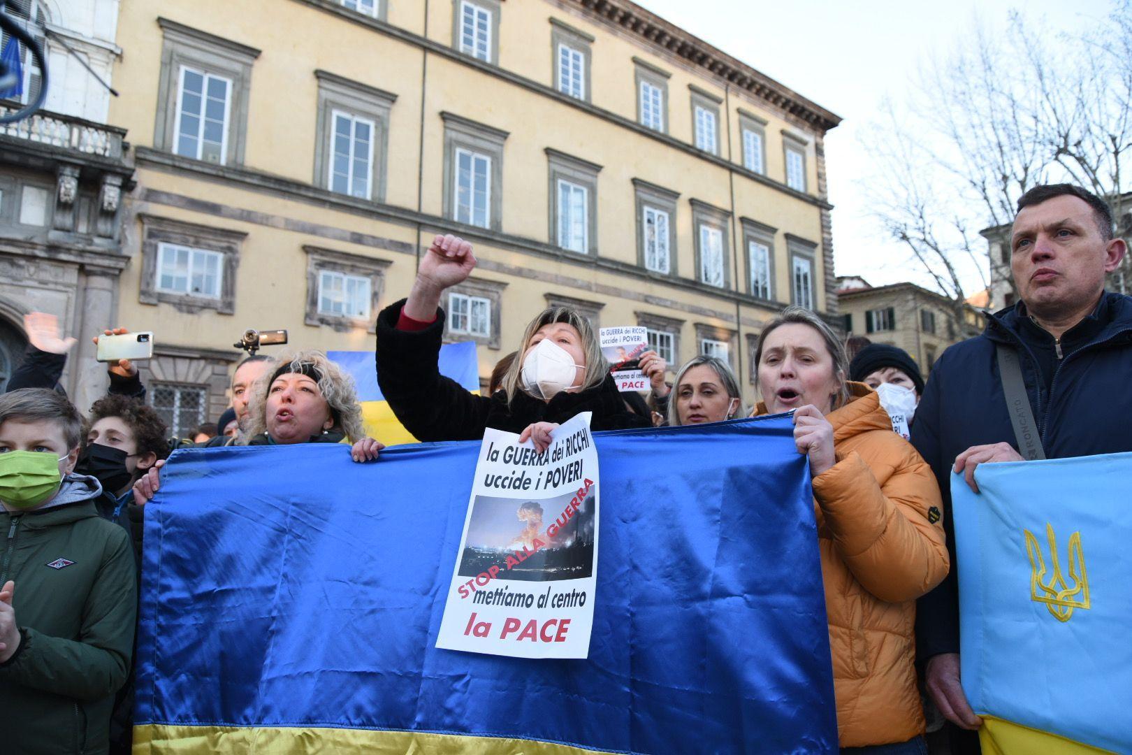 La manifestazione in piazza Napoleone (Foto Ilaria Genovesi)