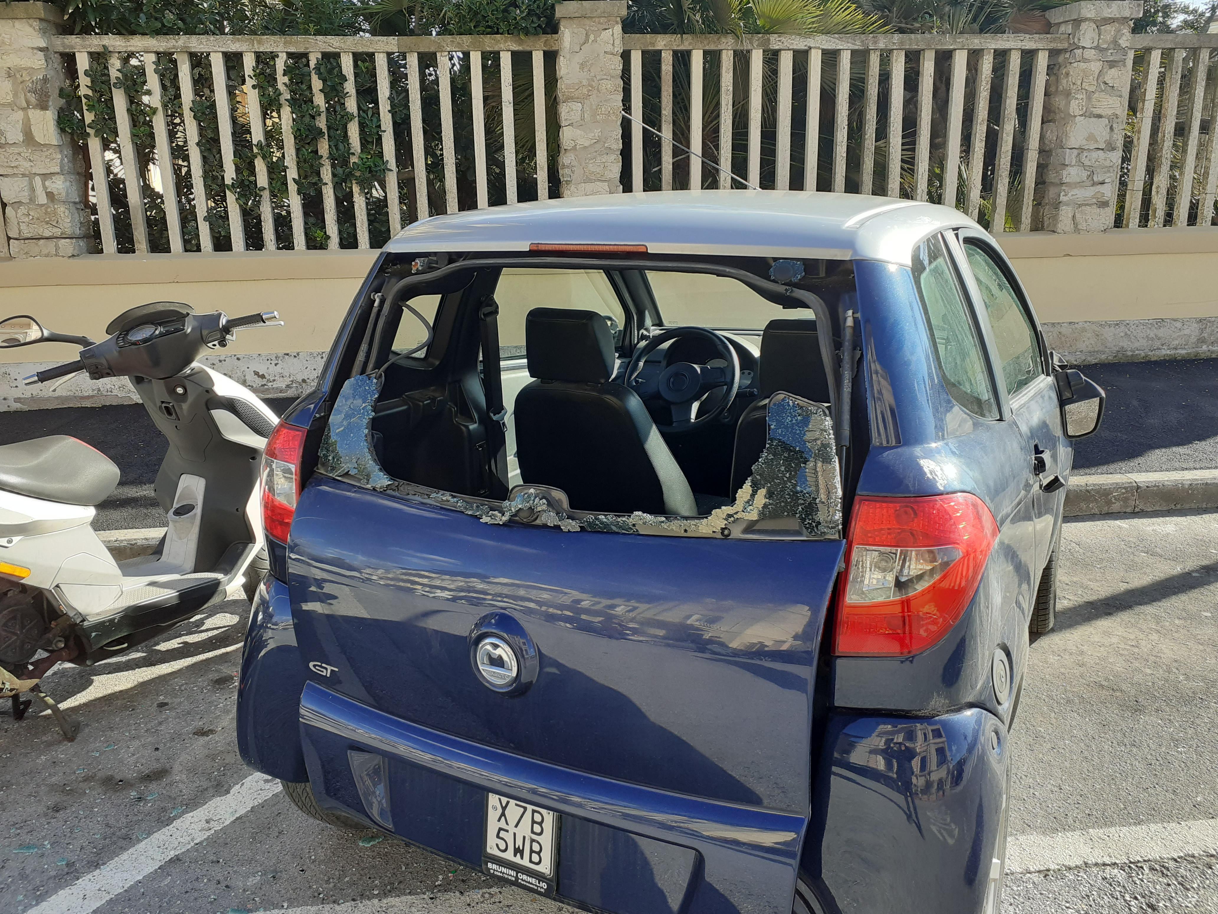 Viareggio, minicar danneggiata dai vandali in Passeggiata: «È la seconda volta, ora basta» 