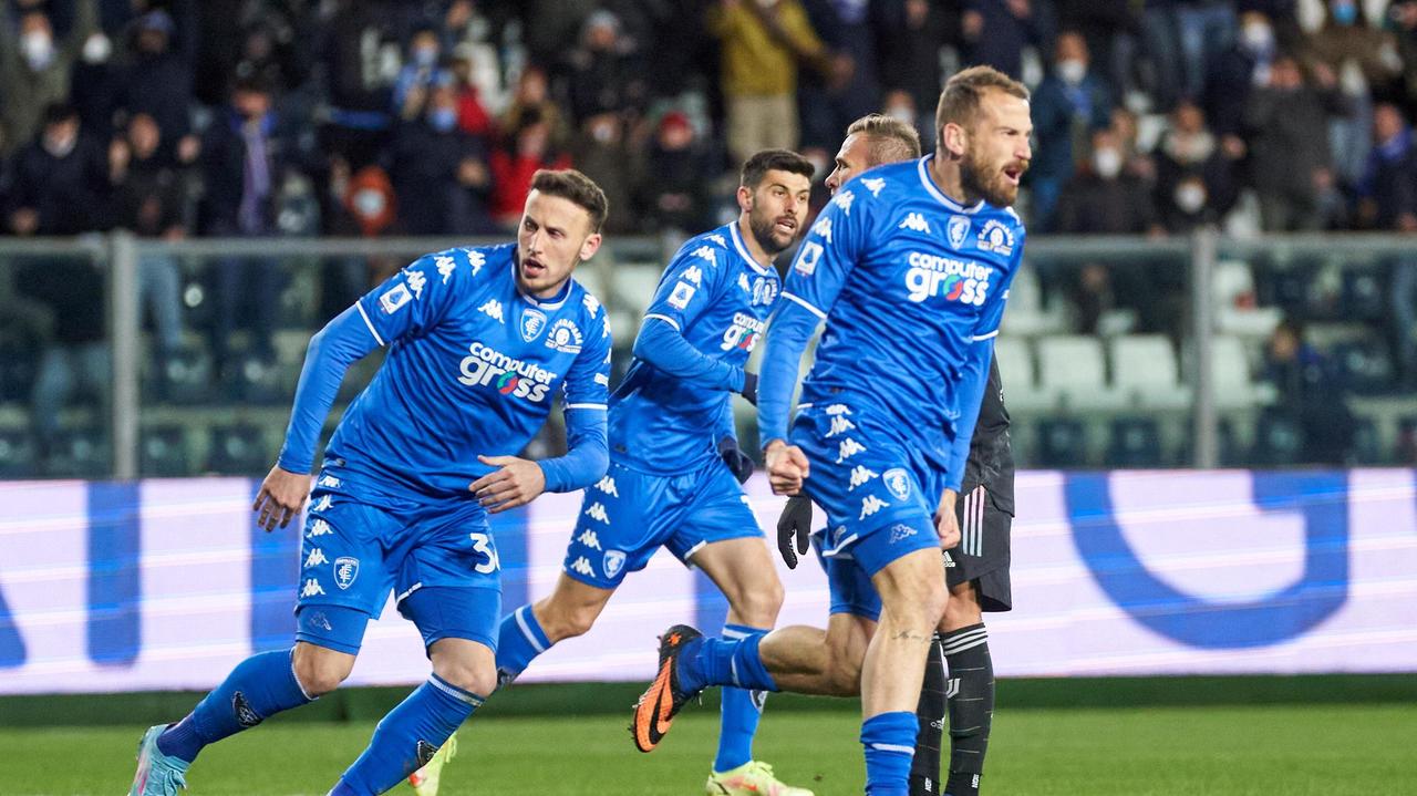 Andrea La Mantia esulta dopo il gol del 3-2 (foto Sestini)