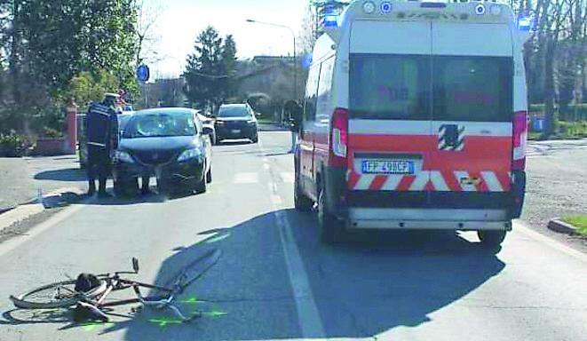 Medolla, attraversa la strada e viene investito: grave ciclista 71enne