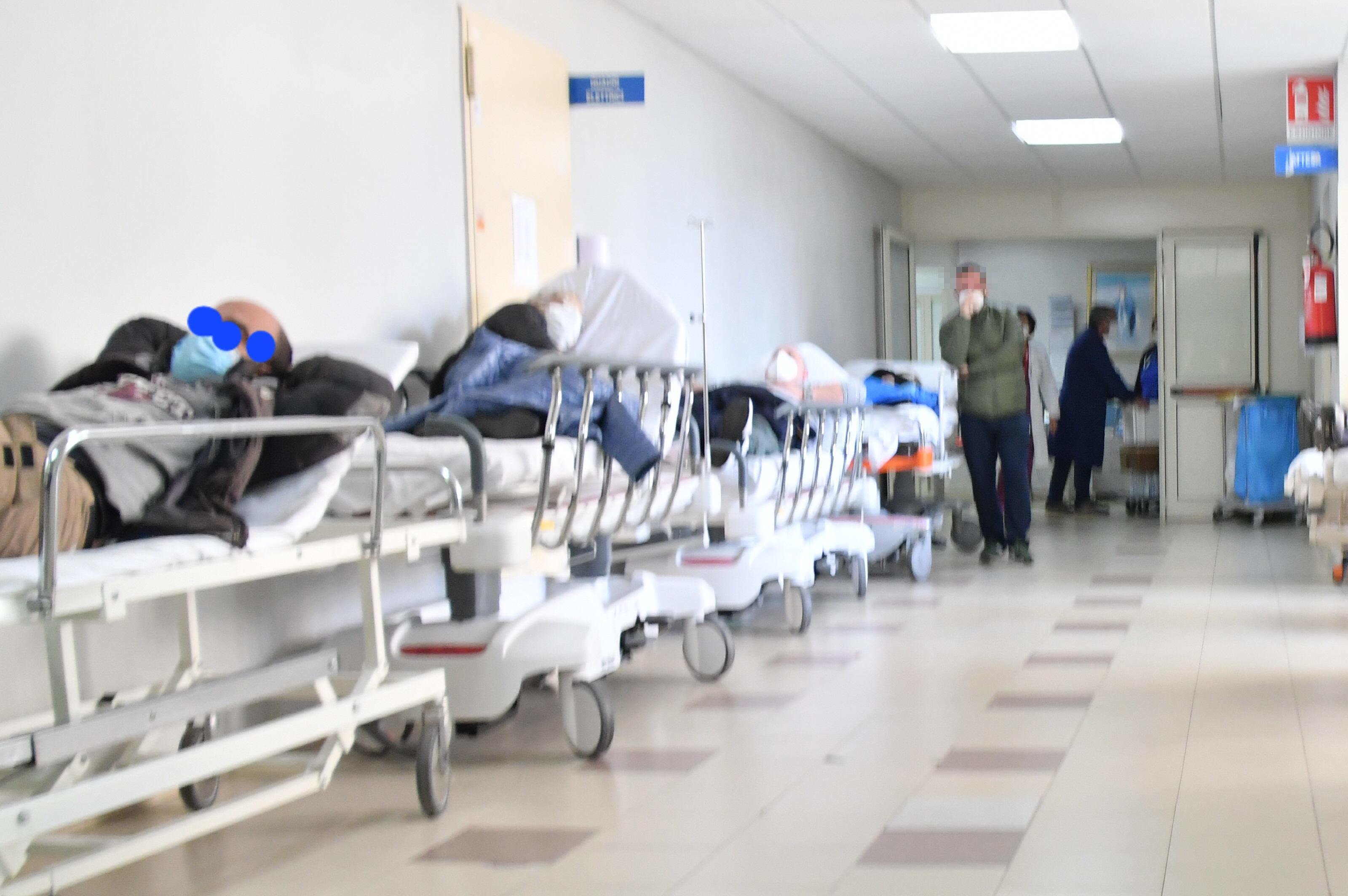 Pazienti sulle barelle al pronto soccorso di Sassari