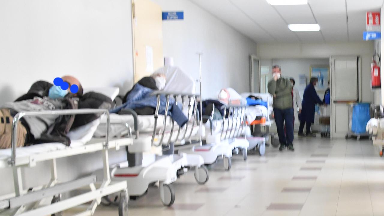 Pazienti sulle barelle al pronto soccorso di Sassari