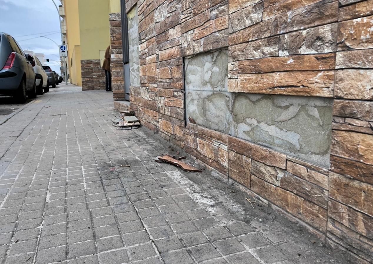 Bomba carta lanciata da un’auto in corsa Paura a Sant’Agostino