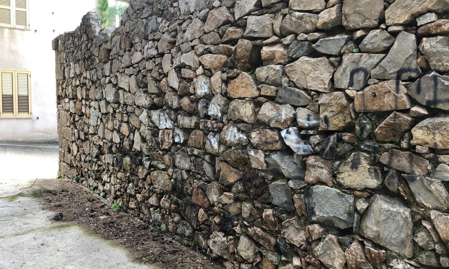 Ozieri, una perdita d’acqua minaccia la stabilità di un muro 
