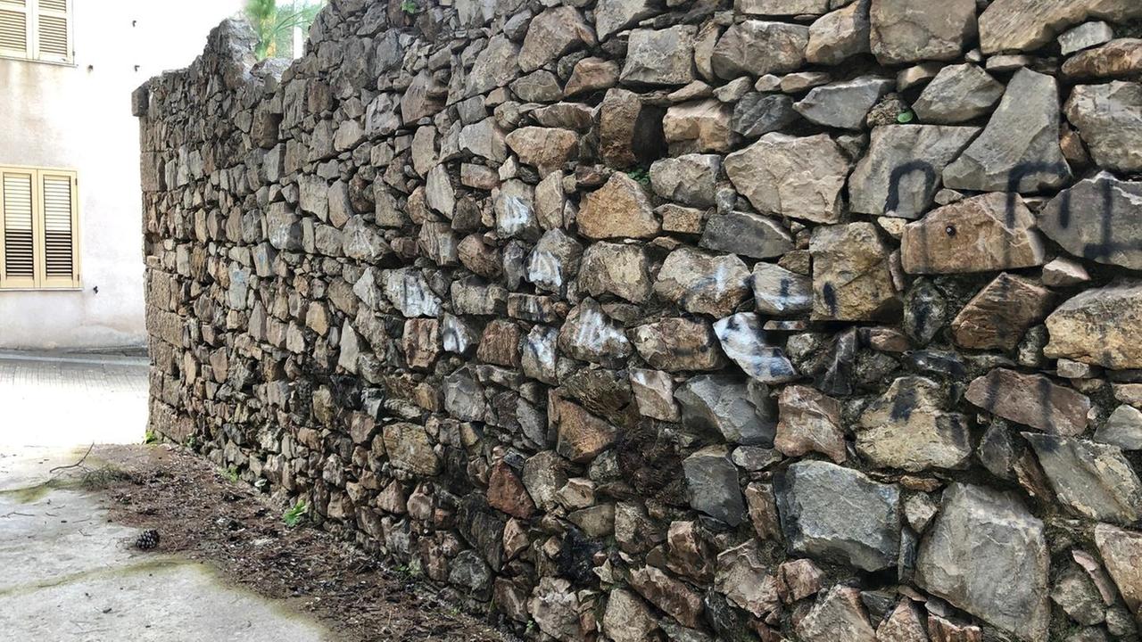 Ozieri, una perdita d’acqua minaccia la stabilità di un muro 